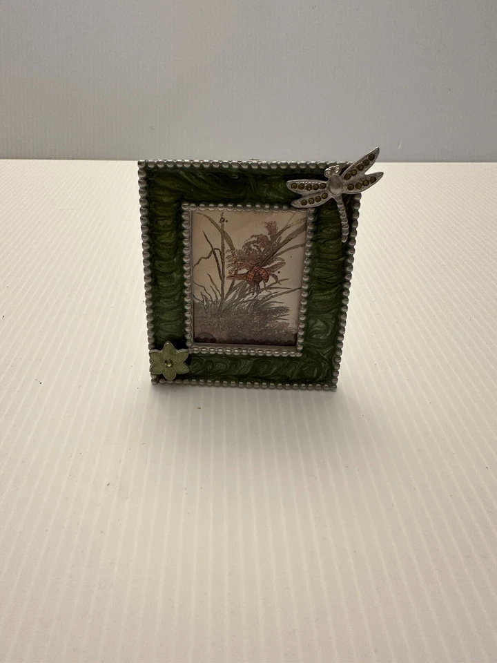 Anthropologie?绿色蜻蜓水钻搪瓷和锡框 2 3/8 英寸 x 2 3/4 — 第 2/4 张图片