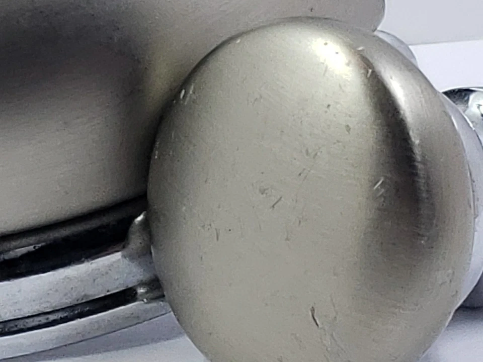 Tiradores de cajón Lewis Dolin de níquel cepillado y cromo pulido Foto 4 de 4