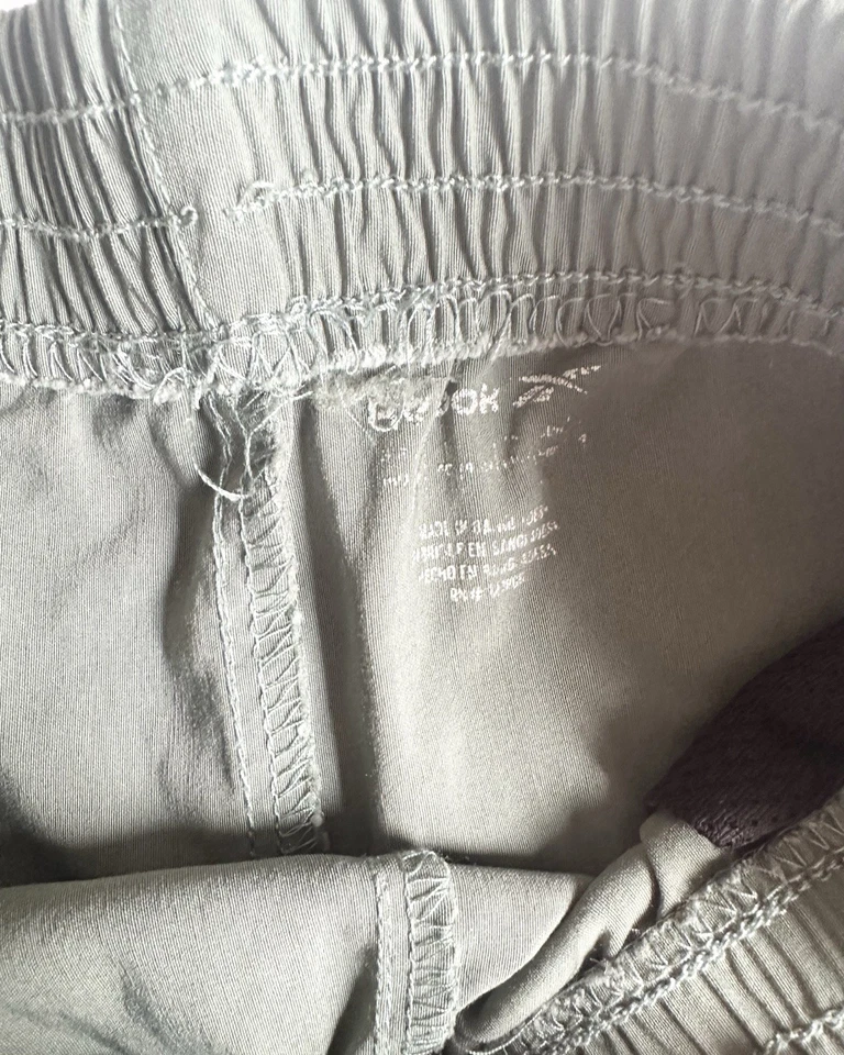 Pantalones Cortos Reebok 8 Verde Activo Sobre la Rodilla Cintura Elástica Bolsillos Logo Niños Foto 3 de 4