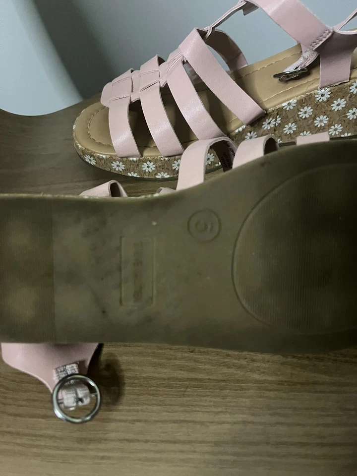 Sandalia Steve Madden Rubor Rosa Cuñas Con Detalles Florales Niñas Talla 5 Foto 4 de 4