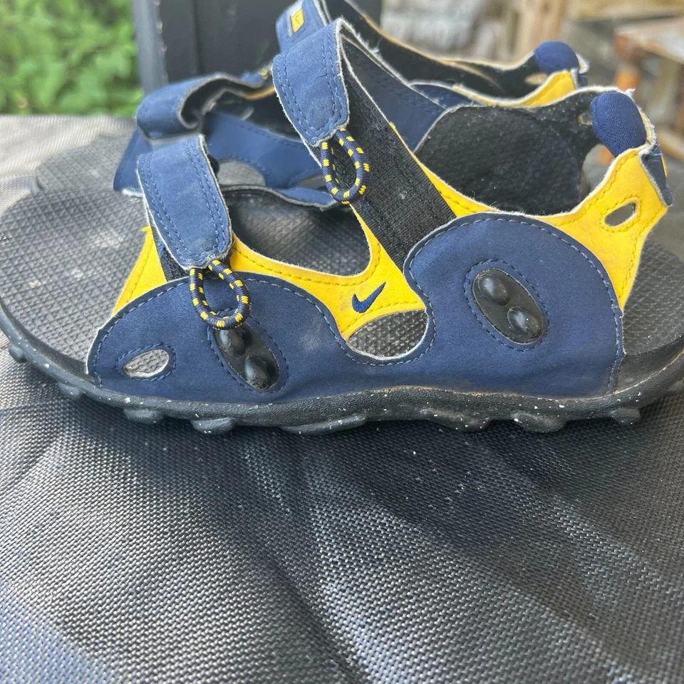 Sandalia deportiva Nike ACG vintage con correa para niños EE. UU. 5 azul amarillo Foto 2 de 4