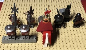 LEGO (8) Minifigures & Horse From 7946 King&rsquo;s Castle. Lion King, Dragon Knight