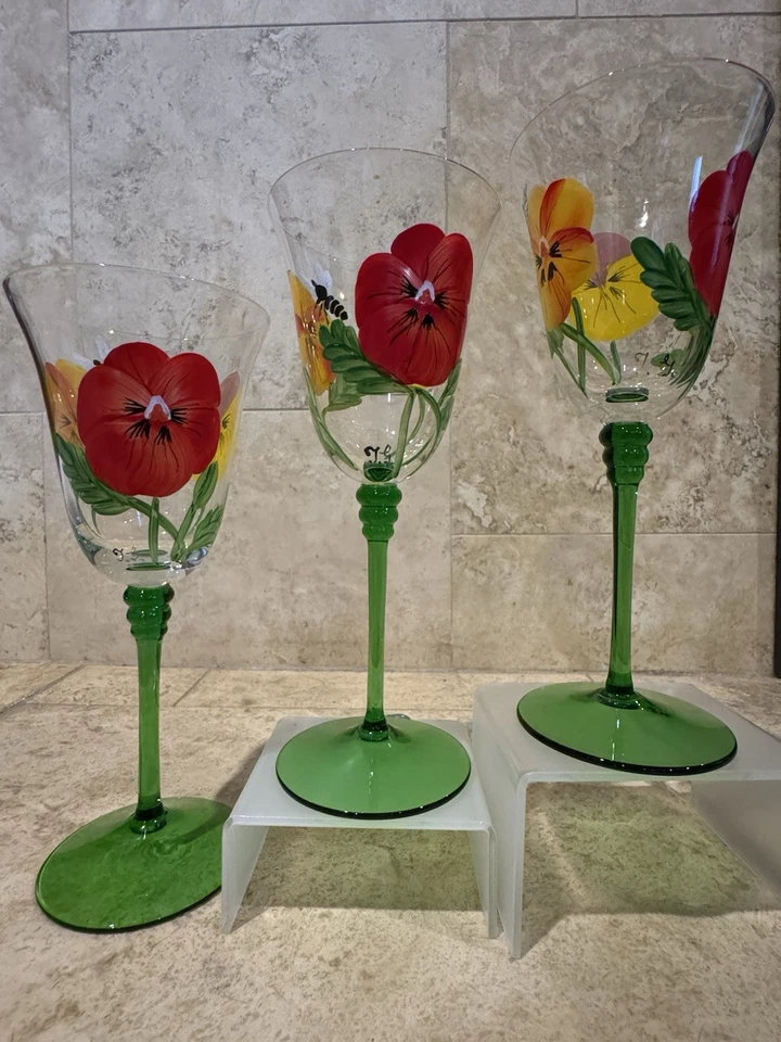 "Copa de vino de cristal firmada Royal Danube flores pintadas a mano, Rumania, 8,5"" de alto" Foto 2 de 4