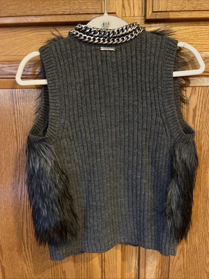 Chaleco Michael Kors Imitación Piel Gris/Negro Talla Pequeña con Cadena Plateada Alrededor del Cuello Foto 2 de 3