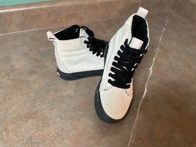 Vans Cream and Black Suede Low-Top Sneakers Sport Low Shoe en Marshmallow White / Black | Vans CA main image 2