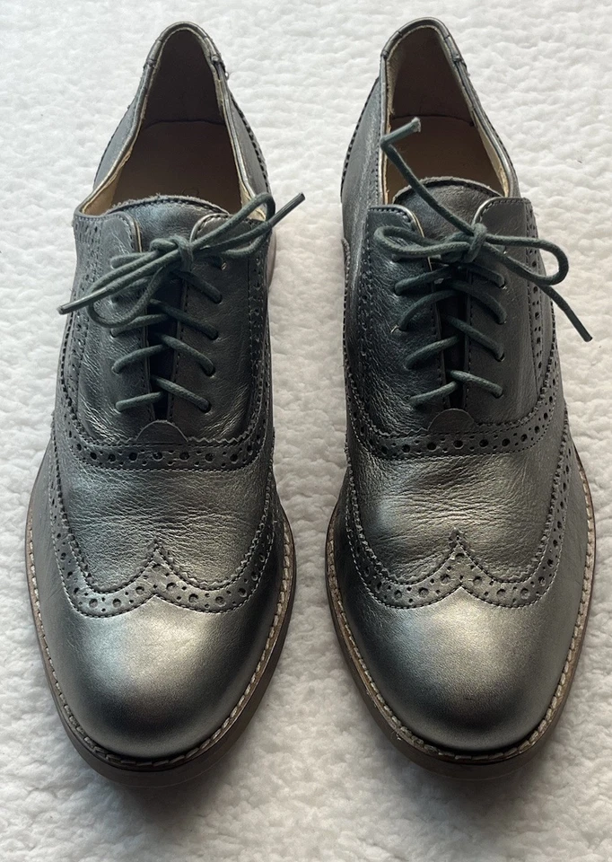 Zapatos Cole Haan para mujer 7,5 plateados Skylar Oxford punta de ala cuero metálico preppy Foto 2 de 4