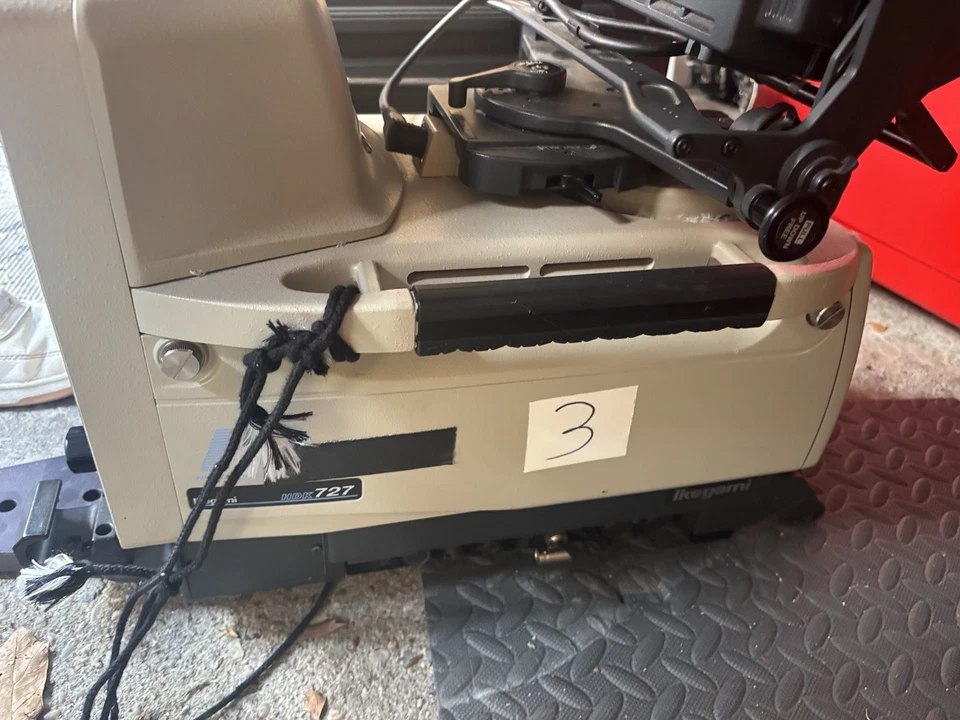 Cámara de alta definición Ikegami HD HDK 727 con visor Ikegami VFL 900HA Foto 3 de 4