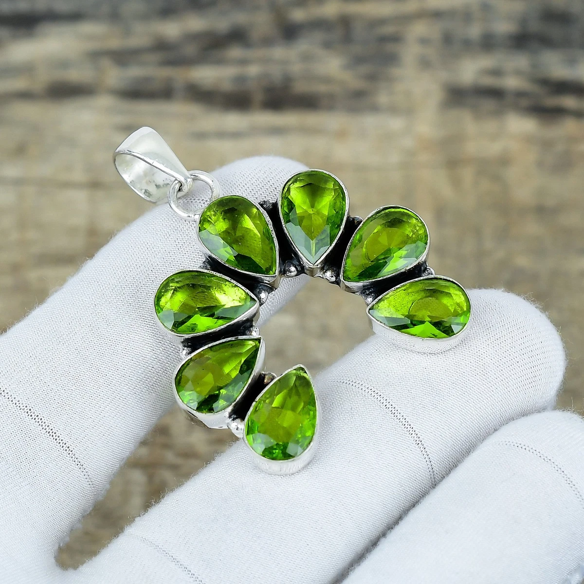 Collana Artigianale In Argento 925 Con Pietre Verdi Di Peridoto Creato. Lunghezza 18 Pollici, 5 Gemme, Chiusura A Barra. Fatto A Mano In India.