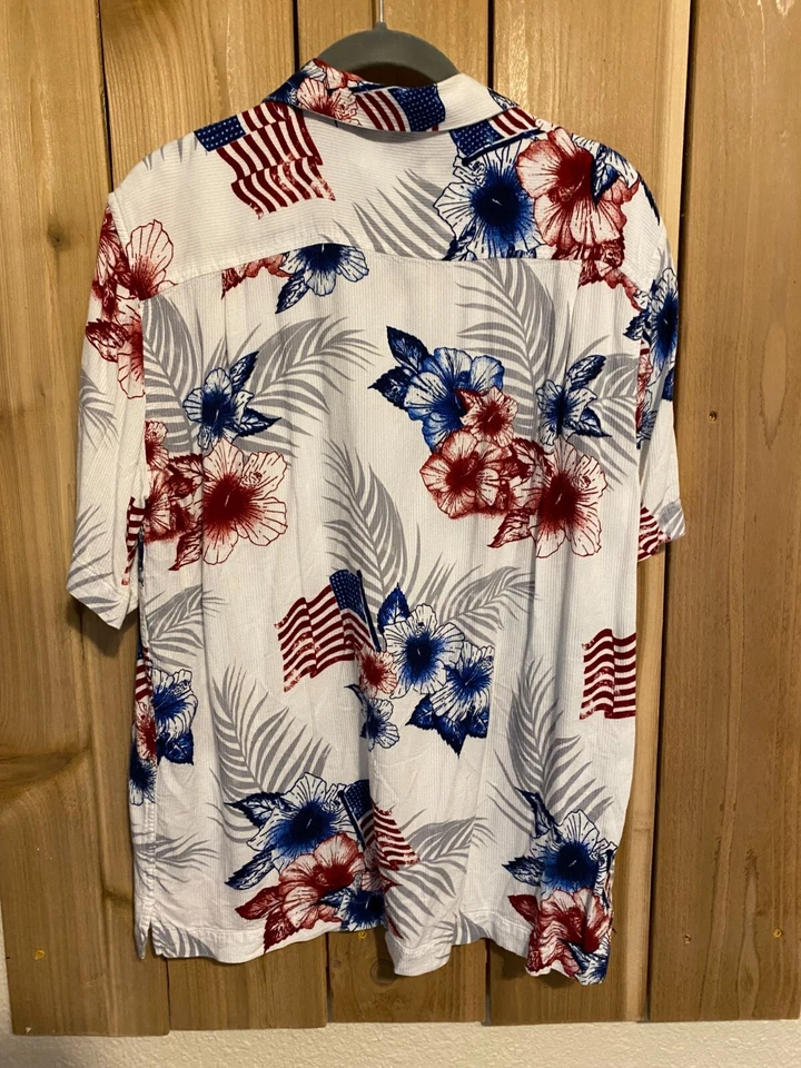 Camisa Caribe Para Hombre Blanca, Roja y Azul Bandera y Floral Manga Corta Talla S Nueva Sin Etiquetas Foto 2 de 2