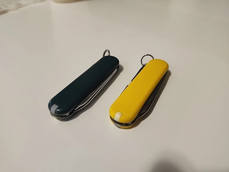 2 navajas suizas Victorinox Classic SD 58 mm - amarillas + verdes, usadas, buen estado Foto 4 de 4