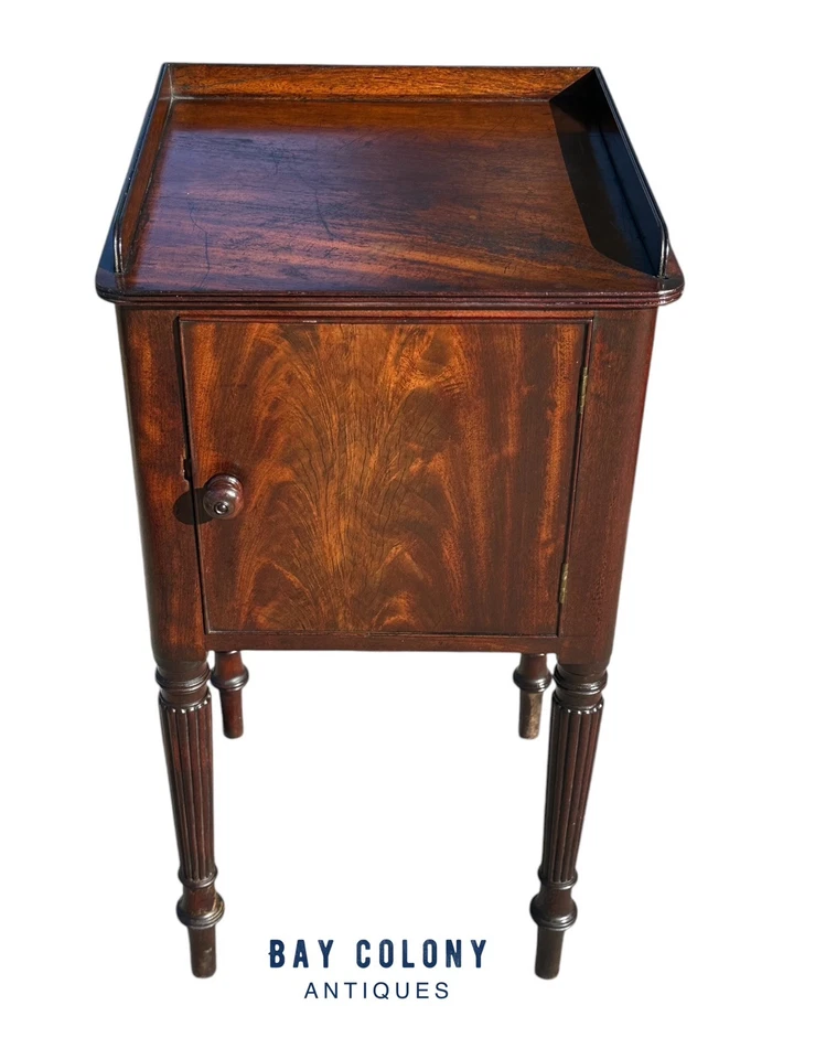 ANTIQUE SHERATON MAHOGANY BEDSIDE CABINET OR NIGHTSTAND WITH RAISED GALLERY - Image 2 of 4