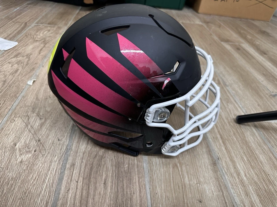 Oregon Ducks 2021 Juego de Concientización sobre el Cáncer Casco Negro Pink Wings Team Emitido Foto 4 de 4