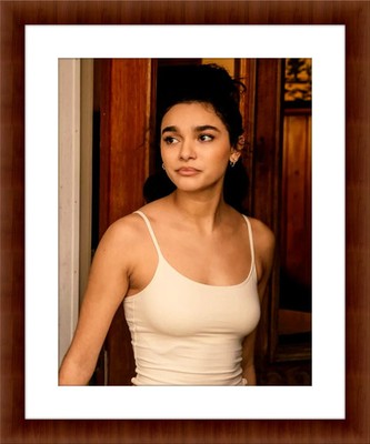 Paulina Chavez ''Landman'' 8.5 x 11 Candid Color Unframed Collectable Photograph