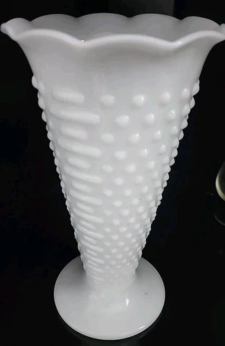 VINTAGE ANCHOR HOCKING MILK WHITE HOBNAIL GLASS VASE W/SCALLOPED EDGE