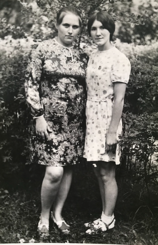 Schöne Mädchen umarmen hübsche attraktive junge Frauen weiblich Vintage Foto 117