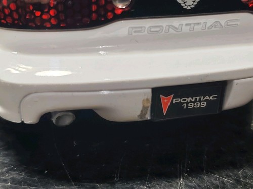 Road Signature 1999 Pontiac Firebird Trans Am Barn Find 1:18 Scale Diecast Car - Picture 5 of 14