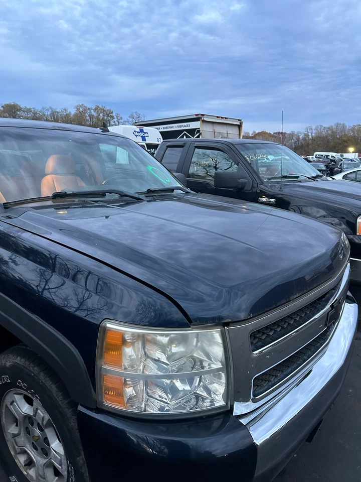 Used Hood fits: 2008 Chevrolet Silverado 1500 pickup new style smooth door skin Foto 2 de 4