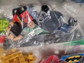LEGO DC Comics Super Heroes: The Batcave (6860) Missing 1 piece
