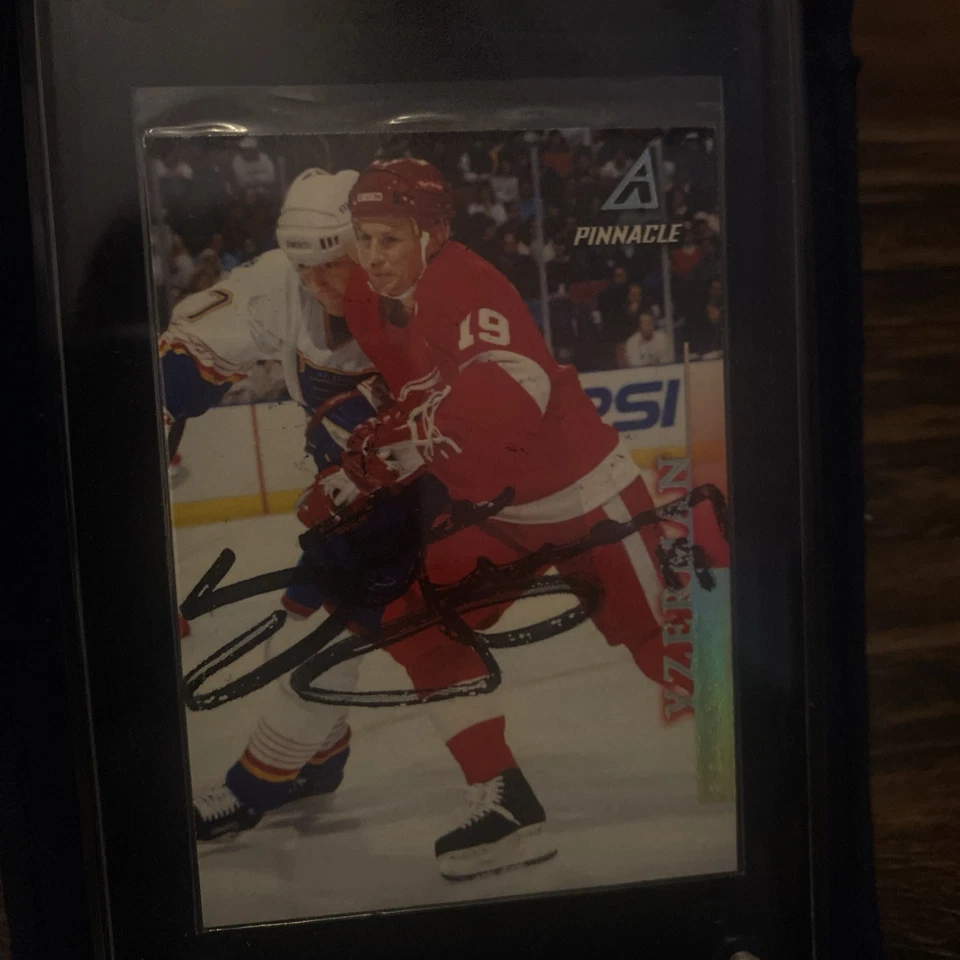 1997-98 Pinnacle - Steve Yzerman #71 Autograph - Image 3 of 4