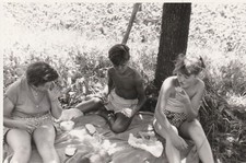Photo Family At Picnic Fashion Snapshot 1950s-2