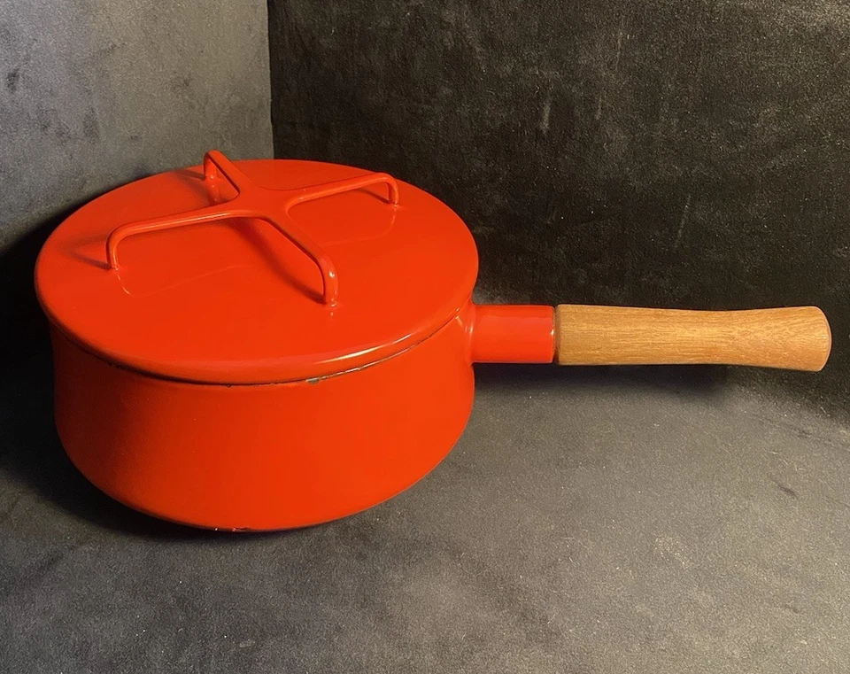 Cacerola Dansk Kobenstyle esmalte rojo 2 cuartos con tapa trivet y mango de madera Foto 2 de 4