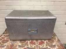 REFRIGERADOR DE COFRE DE HIELO CHRONSTROM DE COLECCIÓN 22 1/4 X 13 1/4 X 13” DE ALTO CON MOLDURAS E INSERTO DE MADERA