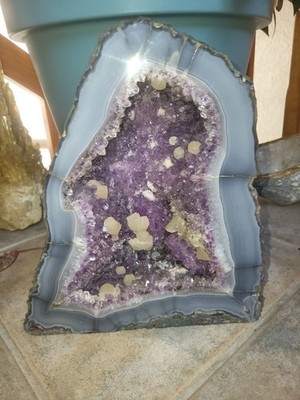 Amethyst Achat Druse Geode mit viel Calcit, dunklen Amethyst Kristallen 7,7 kg