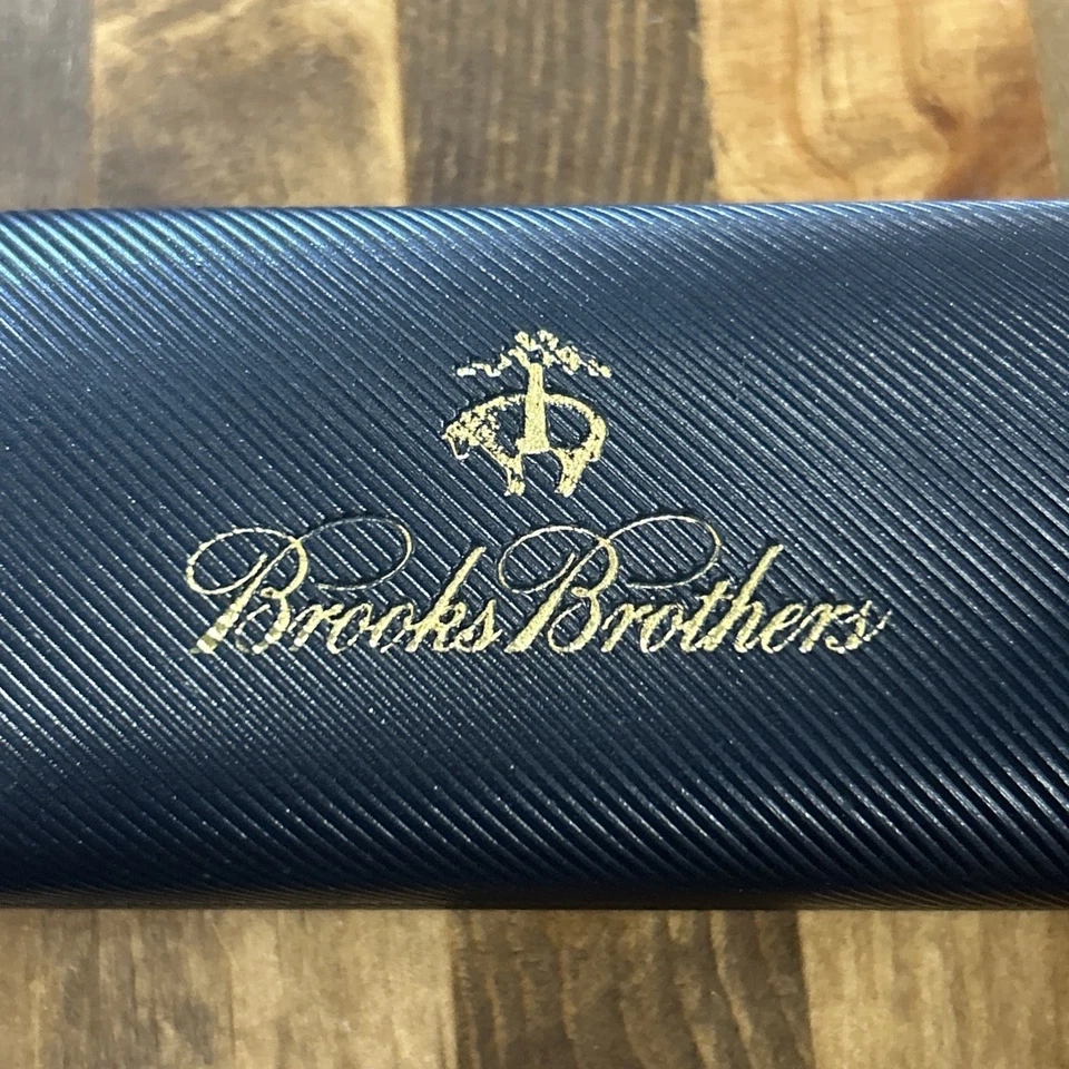 Estuche rígido con textura negra para gafas Brooks Brothers Foto 2 de 4