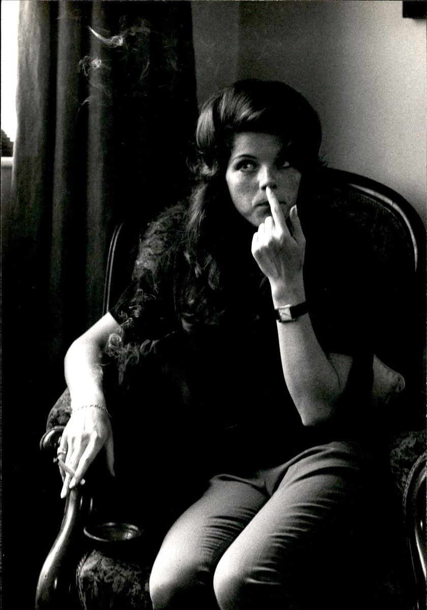 does bam margera smoke cigarettes GA293 Orig Photo ACTRESS SAMANTHA EGGAR SMOKING CIGARETTE RELAXING  OFF-SCREEN