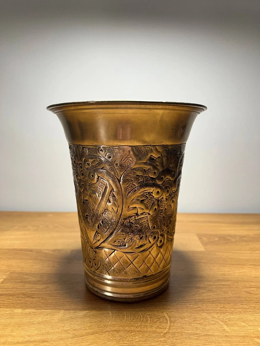 Vaso decorativo in metallo per decorazione di un ristorante classico di fascia a
