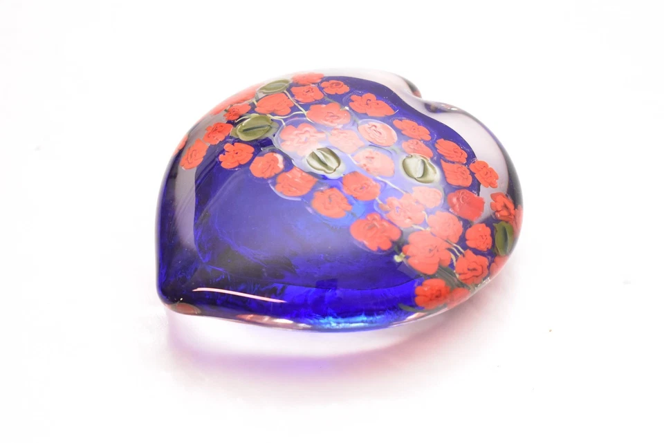 Pisapapeles de vidrio arte corazón estudio escultura mensajero shawn flores rojas Foto 3 de 4