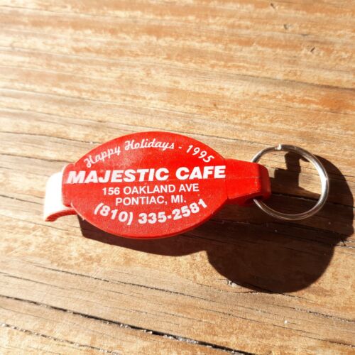 Majestic Cafe Pontiac 1995 MI Michigan Bottle Opener Plastic Keychain Key Chain  - Afbeelding 1 van 1