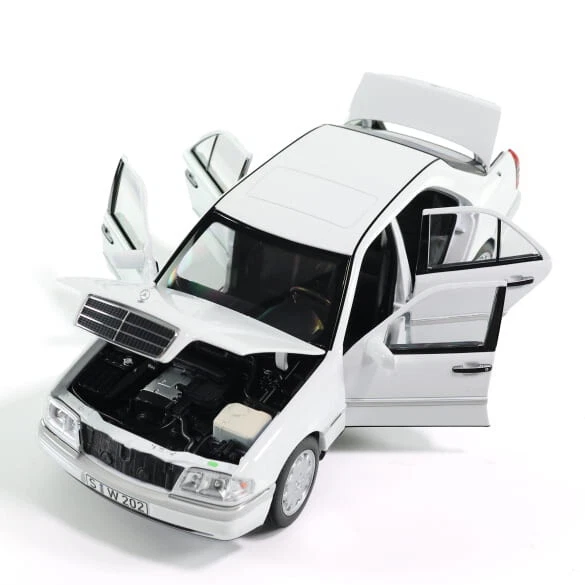 C 200 W202 Sedan (1993-1996) Polar White Mercedes-Benz 1:18 Model Car