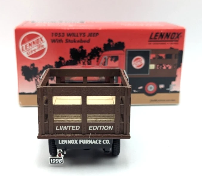 Camión con plataforma de estacas SpecCast edición limitada 1953 Willys Jeep Lennox escala 1/25 1998 Foto 4 de 4