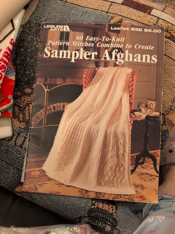 Sampler Afghans - Leisure Arts 932 - 60 Easy To Knit Patterns