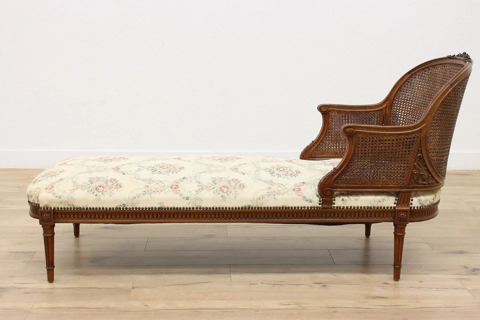 Chaise salón o sofá Country French vintage tallado en nogal #52329 Foto 3 de 4