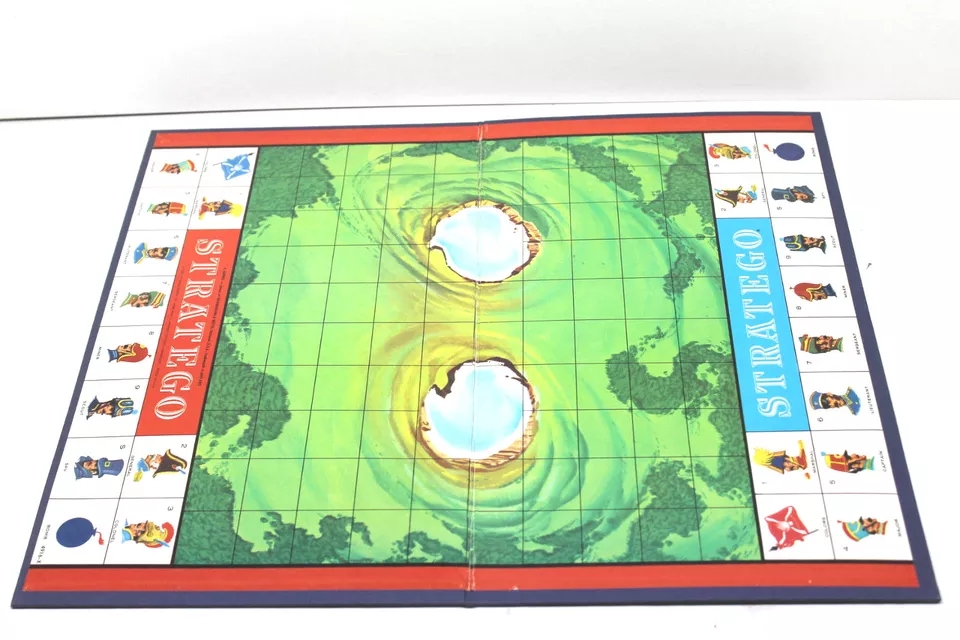 3 Vintage Board Games MB 1975 Stratego+1976 Hangman Vincent Price+1963 Clue - Image 3 of 4