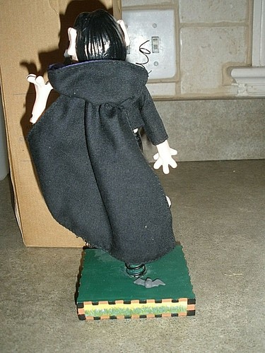 Avon Halloween Standee Figurine Dracula 9" Tall in Box - Bild 3 von 5