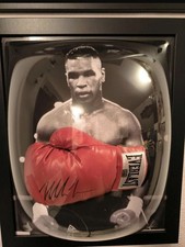Handsignierten Boxhandschuh von Mike Tyson im Bilderrahmen