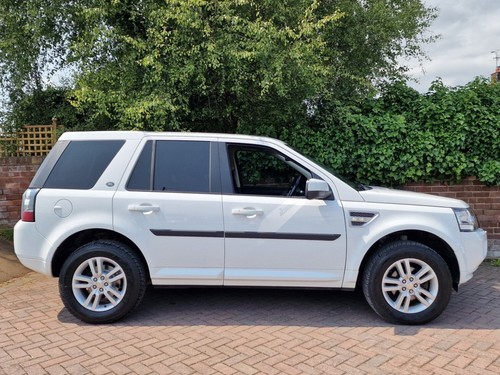 Land Rover Freelander 2 2.2 SD4 XS CommandShift 4WD Euro 5 5dr 2014 - Picture 4 of 23