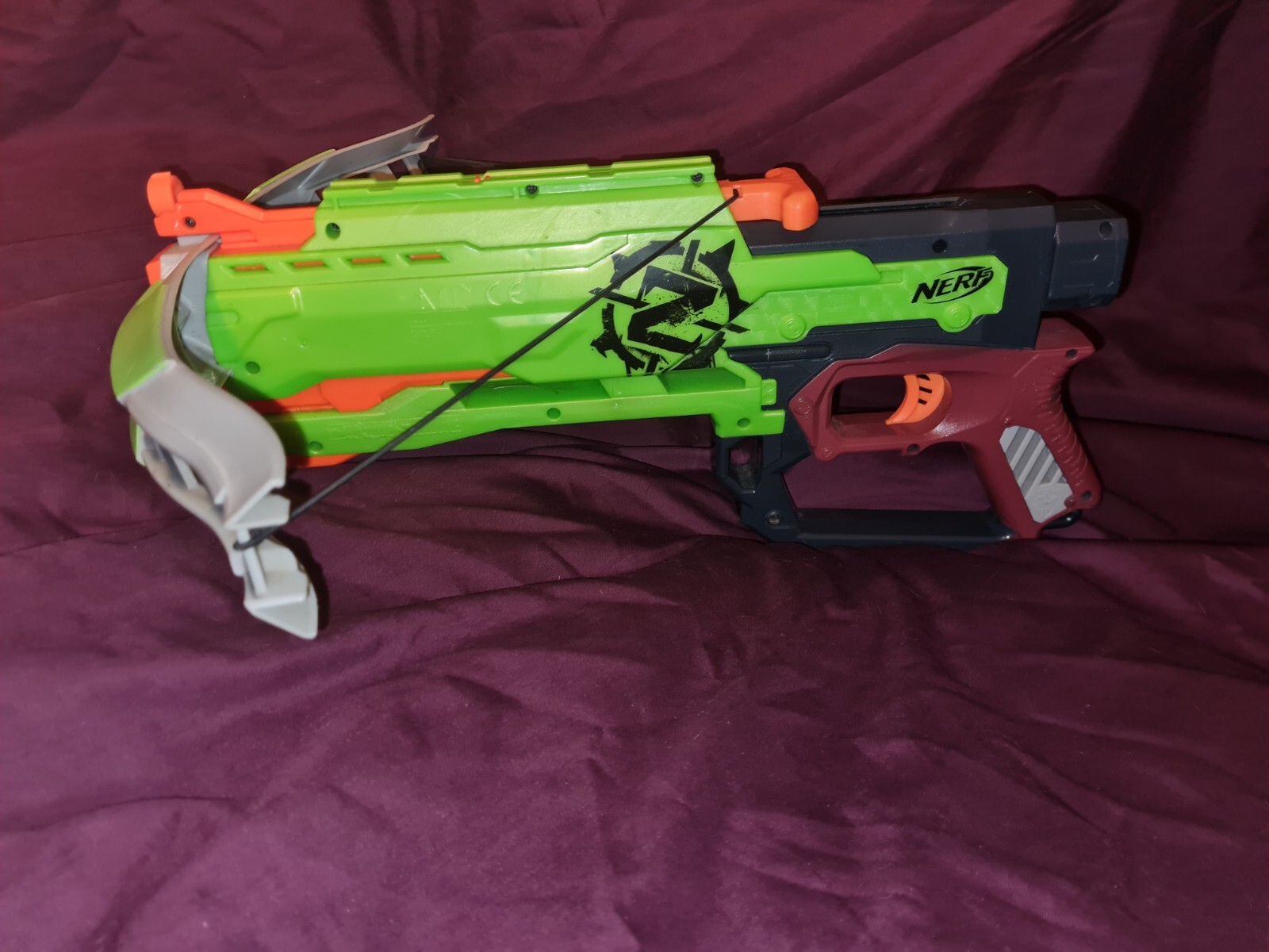 Pistola bláster NERF Zombie Strike CrossFire arco dardos. Probado, en muy buen estado.