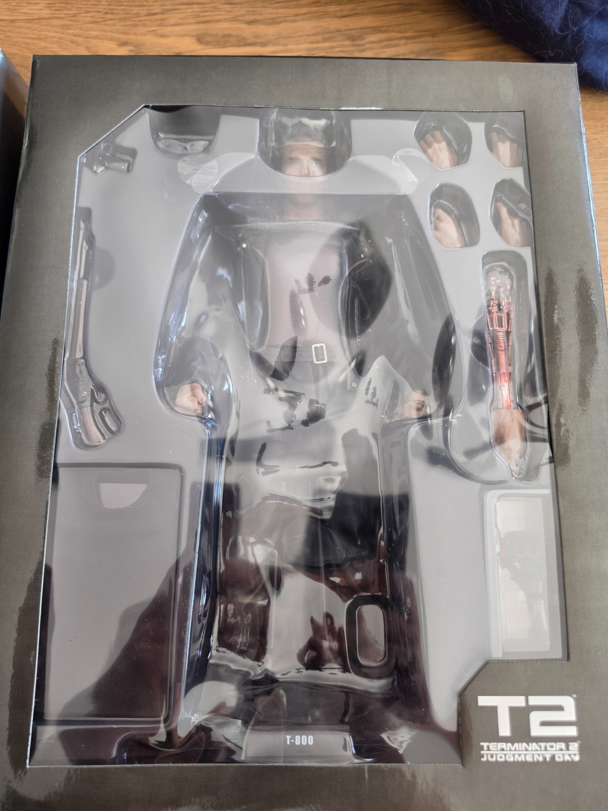 Hot Toys T-800 MMS117 Terminator 2 : Figurine Arnold Schwarzenegger échelle 1/6 - 4