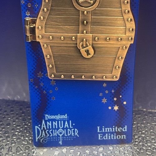 DLR PIRATES OF THE CARIBBEAN CHIP & DALE Hangin' Out Annual Pass. Series LE pin - Picture 3 of 9