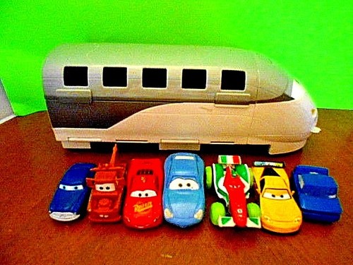 Disney Pixar Cars Transporter Autohalterung mit 7 Autos selten und schwer zu finden