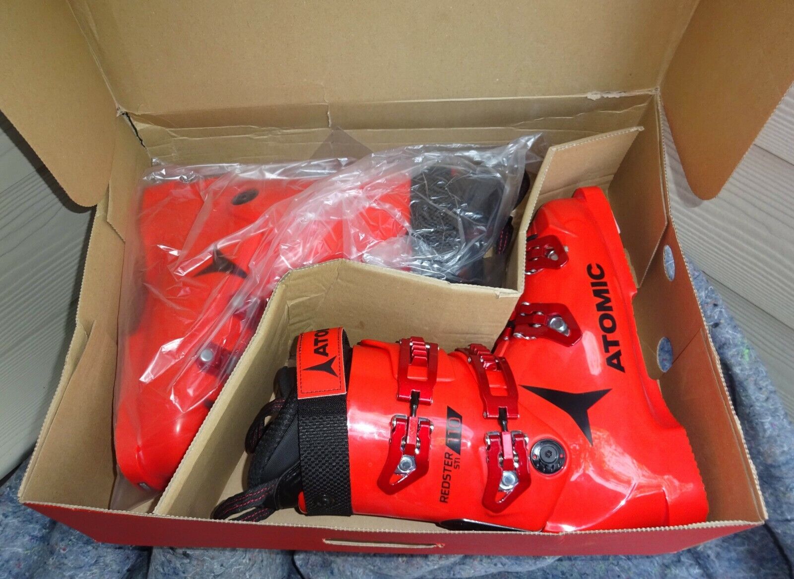 2022 Atomic Redster STI 110 Ski Boots NEW! Size 27.5