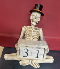 Estatuilla de esqueleto sentado con bloques numéricos - NUEVA