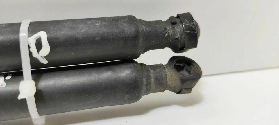 Alfa Romeo 147 2001 Set Gas Struts Damper Bonnet 46739202 UST46958 - Imagem 2 de 4