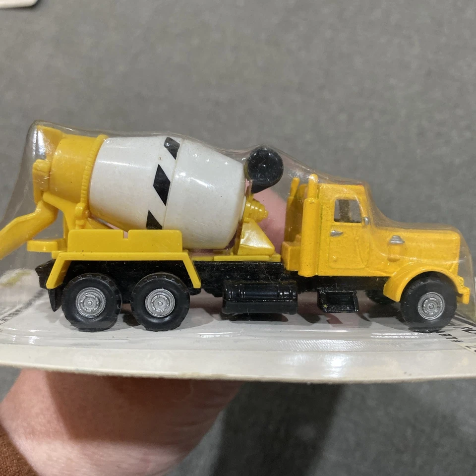 Boley 2043 HO Scale Diecast Cement Truck yellow - Image 4 of 4