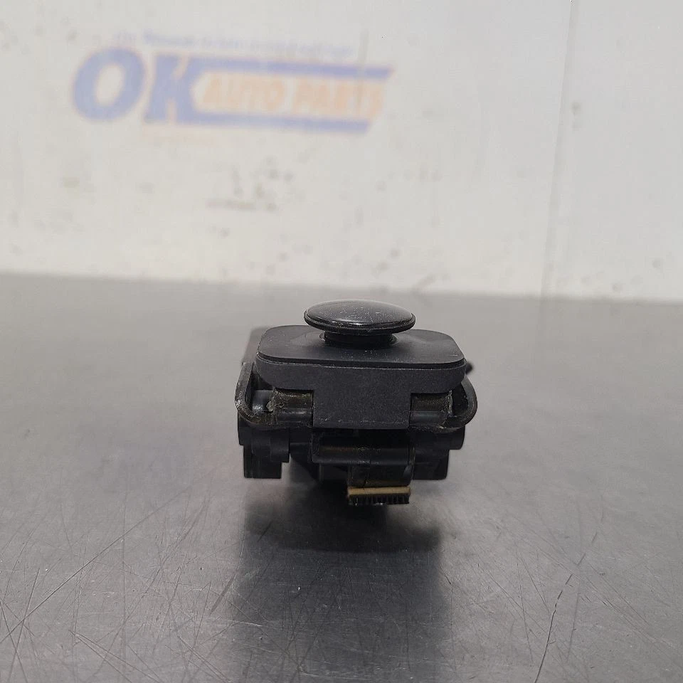 01 2001 LEXUS LX470 QUARTER WINDOW GLASS REGULATOR LEFT DRIVER 8577060020 - Image 4 of 4