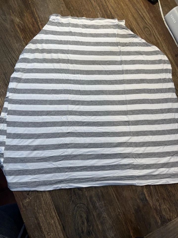 Funda de lactancia multiusos, cubierta de lactancia, funda de asiento de coche nueva gris y blanca Foto 2 de 3